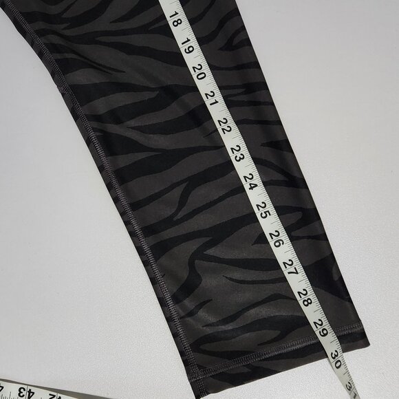 Old Navy Zebra Print Black Gray Cropped Leggings - Size M - Picture 10 of 11